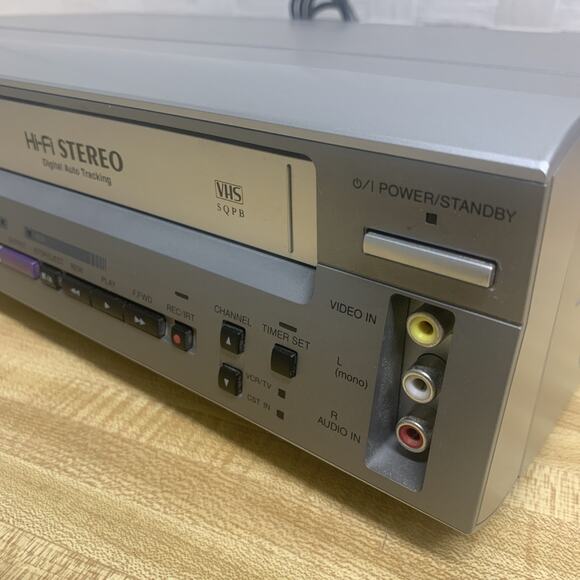 Hitachi DV-PF2U DVD/VCR/MP3 Playback Silver Combo Player w/Remote TESTED - Picture 3 of 13